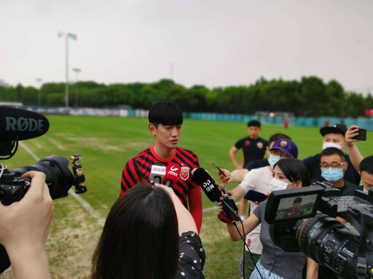 LOL网站平台 - 国际比赛日体能课后；埃因霍温内部沟通备战中超；话题不断；心理建设被强调