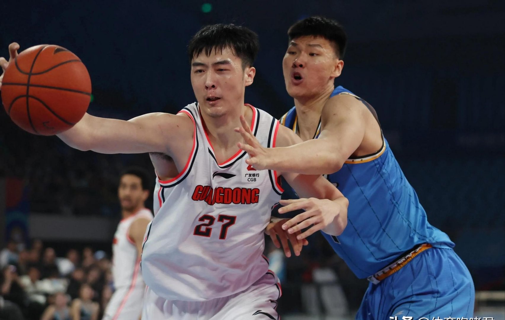 包含赛地聚焦——NBA总决赛窗口期热度飙升，深圳男篮绝杀压哨，质疑声仍在，阵容厚度经受考验的词条